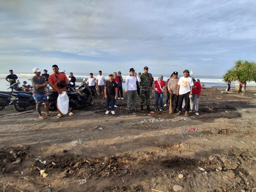 Kegiatan kebersihan di Pantai Abian Kapas